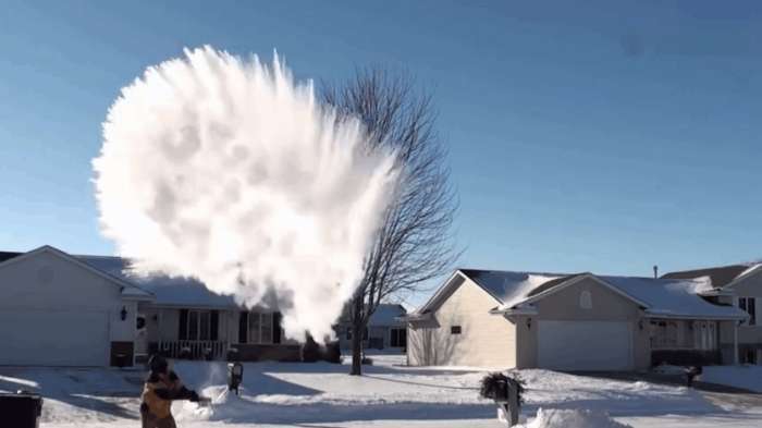男子将开水抛洒向零下20度的空中, 没想到出现这壮观的一幕