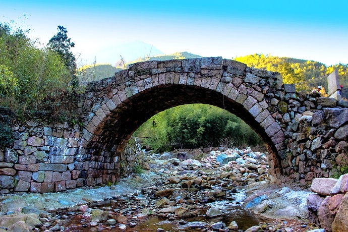 安吉民间古桥三庆桥,卵石构筑的单孔石拱桥,如巨龙环于山溪之上|古桥|