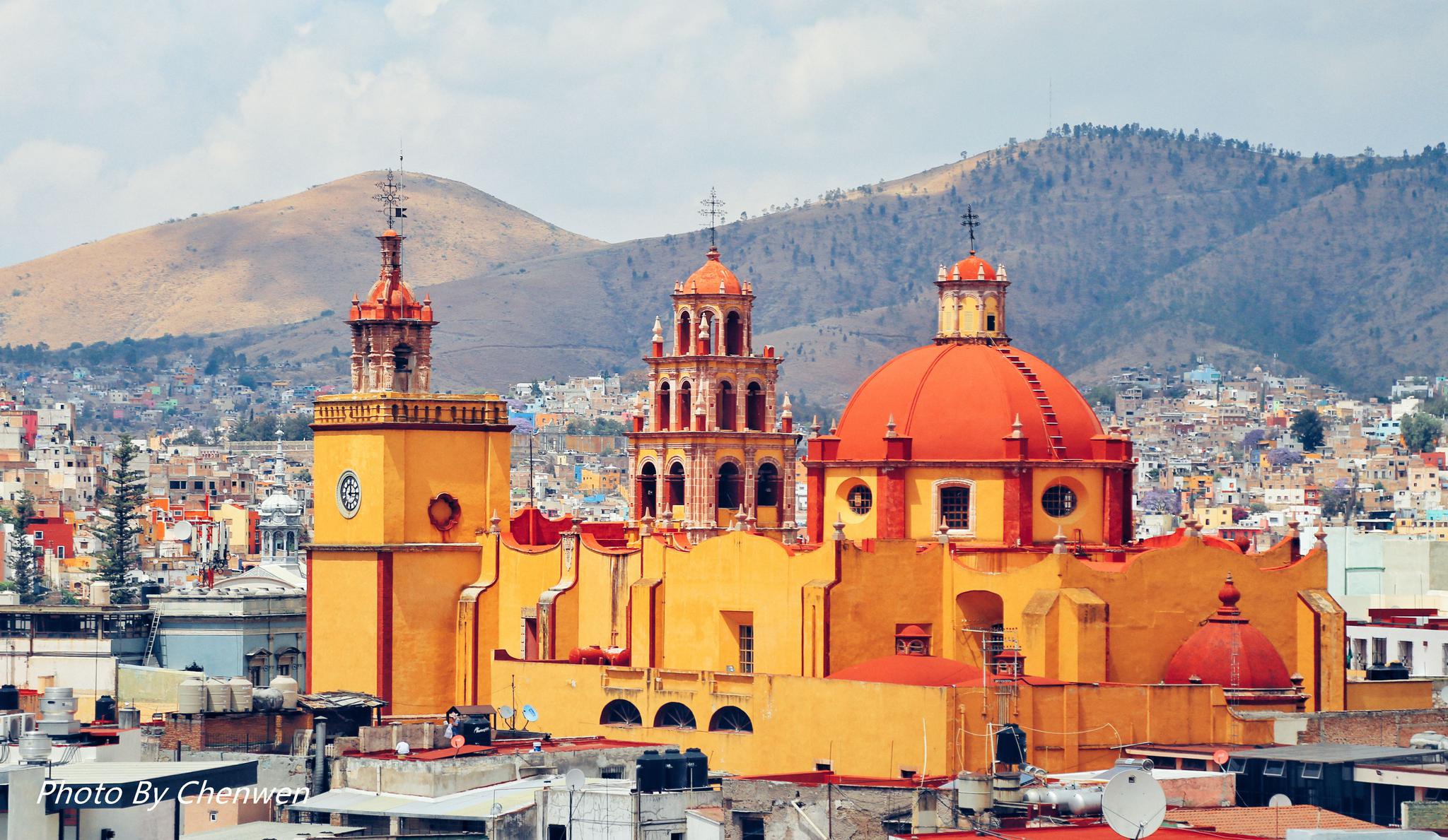 "电影亡灵之城的原型就是这座墨西哥小城瓜纳华托.