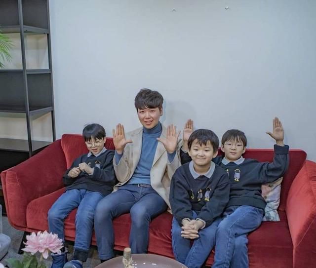 组图宋家三胞胎近照曝光长大许多宋民国口罩遮面电玩城玩游戏