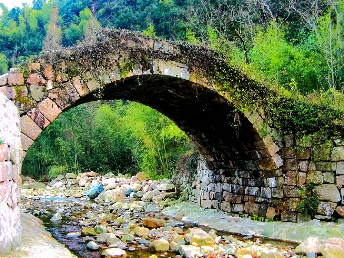 安吉民间古桥三庆桥,卵石构筑的单孔石拱桥,如巨龙环于山溪之上
