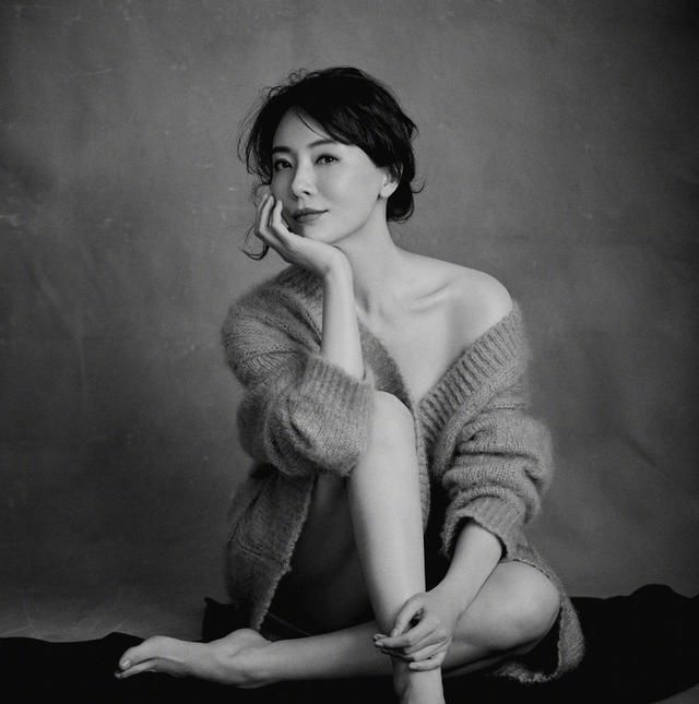 43岁陈数放开了,穿内衣拍照太豪放,大玩"欲姐风"身材真有料