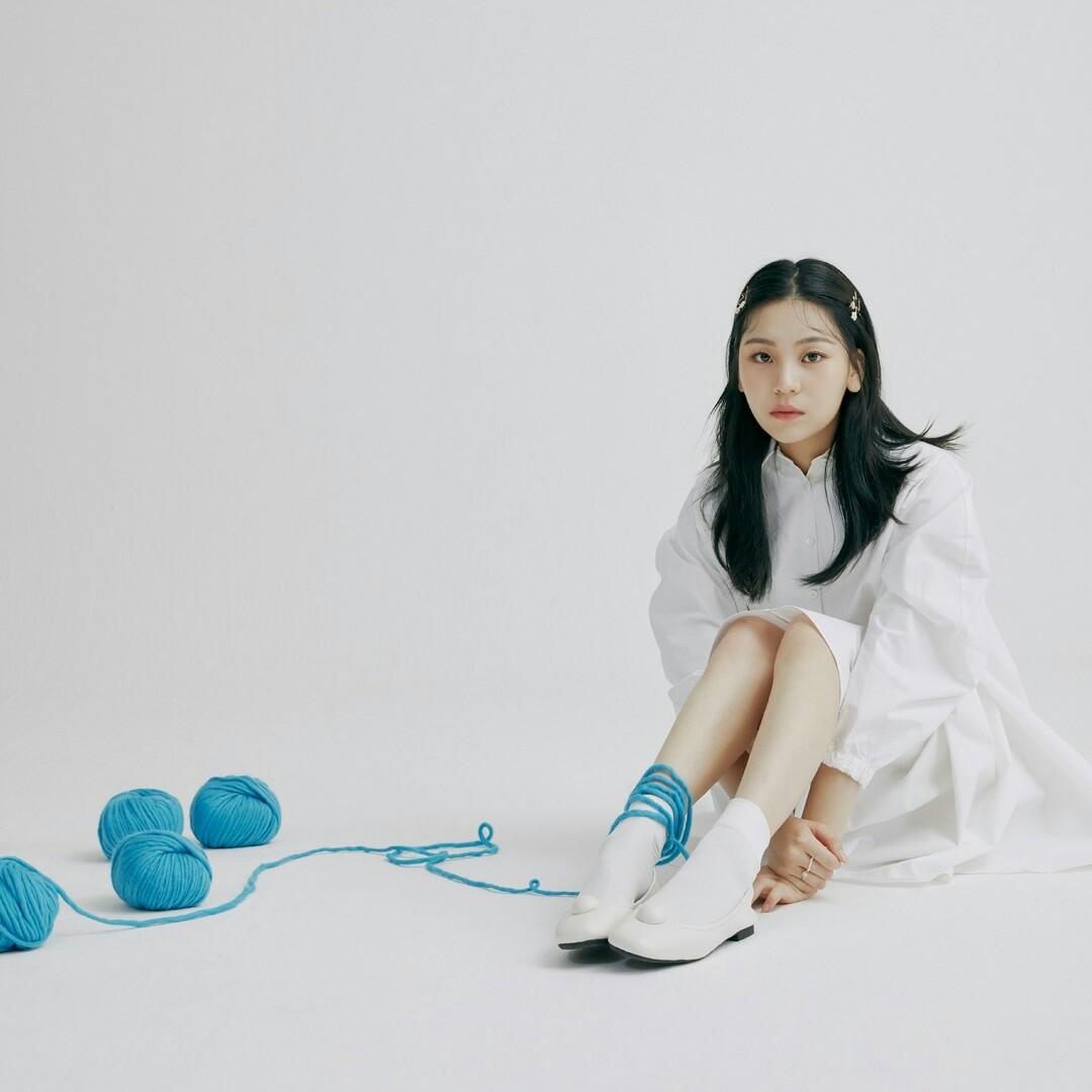 她是韩女团气质型忙内,一袭杏色花朵裙出镜,温柔减龄妥妥的