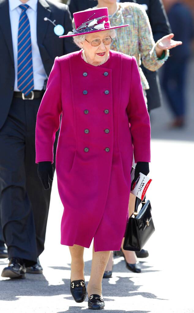 穿"高贵"紫大衣真精神,一点都不像93岁的样子