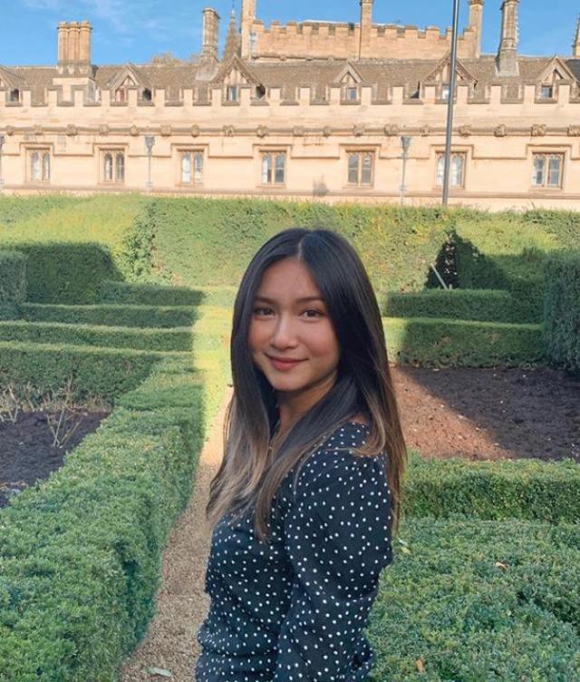 关礼杰25岁女儿近照,长相甜美可人,与外籍男友相互依偎画面温馨