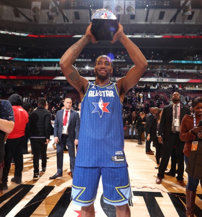 差距!kd获mvp时众星捧月,为何伦纳德获奖时,全都不见了呢?