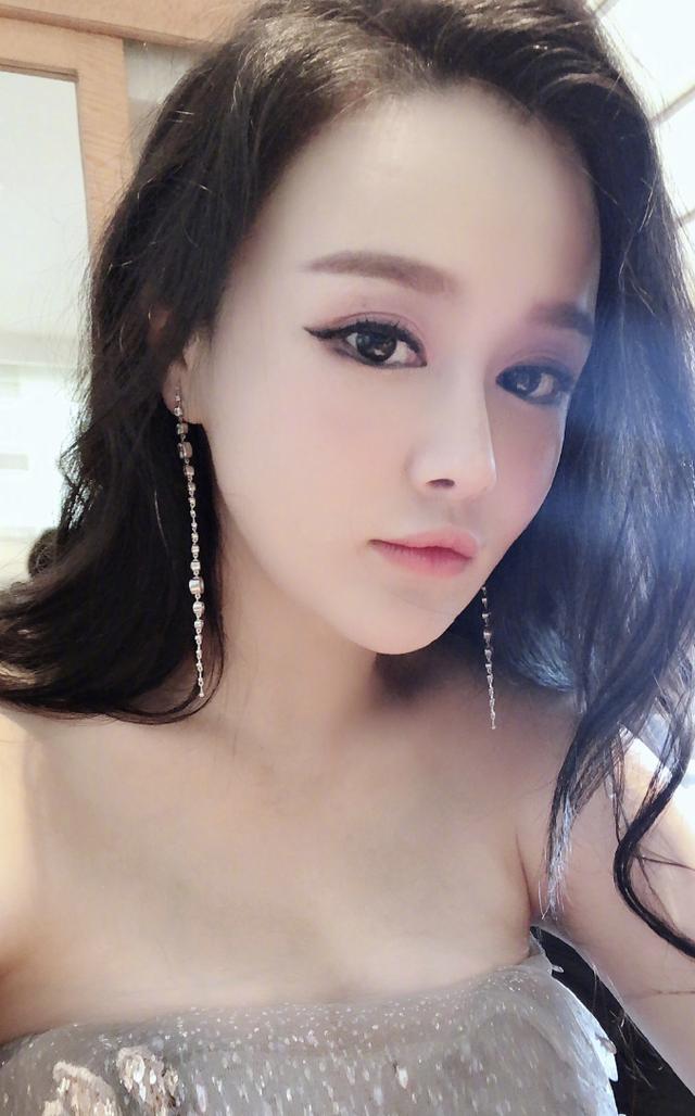 冉莹颖晒自拍却被骂"整成鬼",本尊淡定回应:吓着你了不好意思