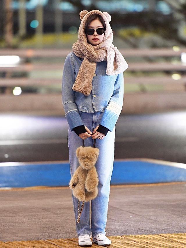 金智妮这一身穿搭可以说是非常俏皮可爱了,一身牛仔外套搭配毛绒外套