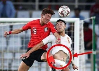 我们都知道足球运动员中,脱衣庆祝的女运动员是很少的,这样做有损于