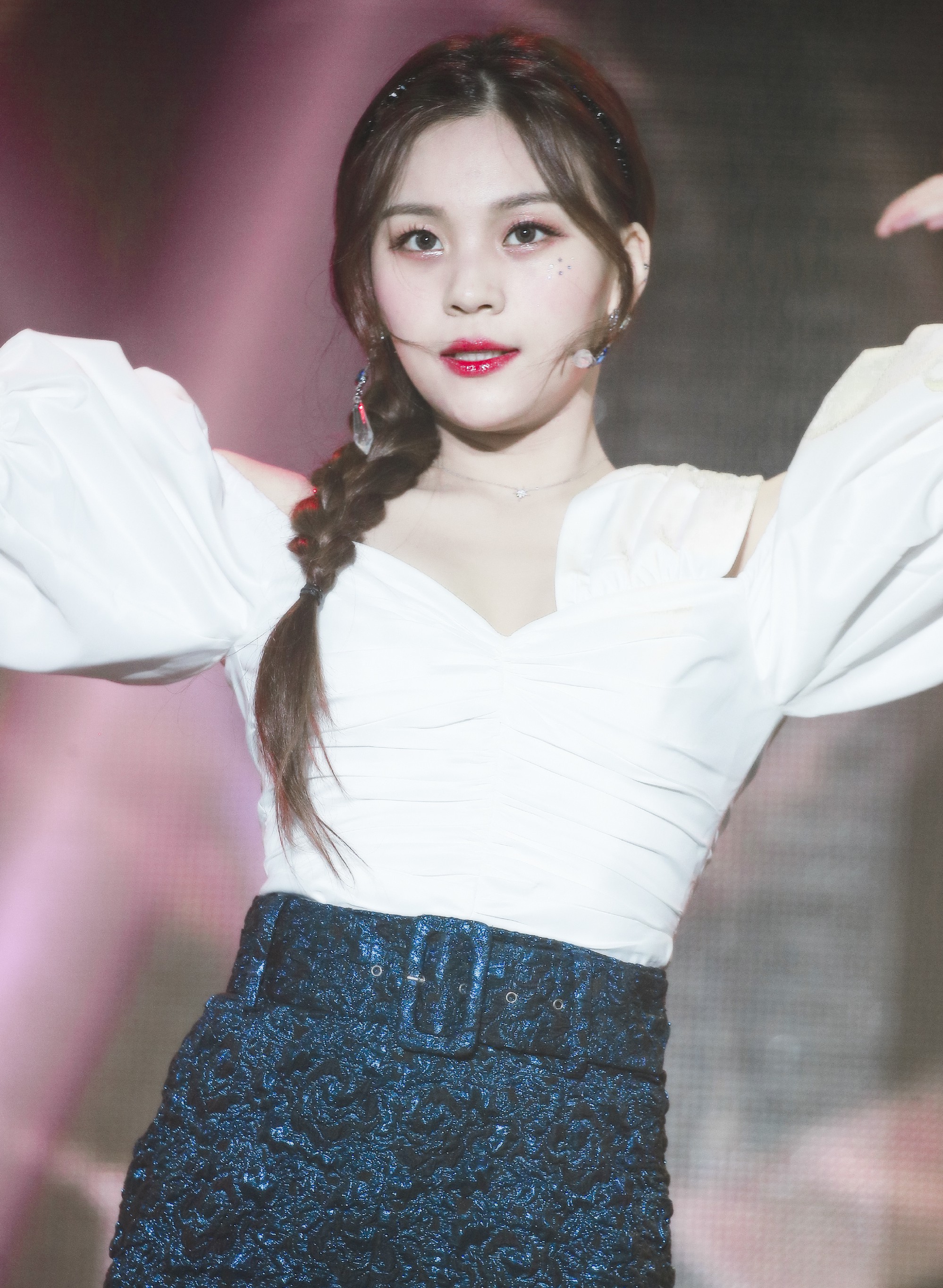 她是韩女团气质型忙内,一袭杏色花朵裙出镜,温柔减龄妥妥的