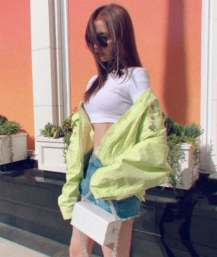 关晓彤变化真大露脐装搭超短裤变辣妹鹿晗确定能hold住