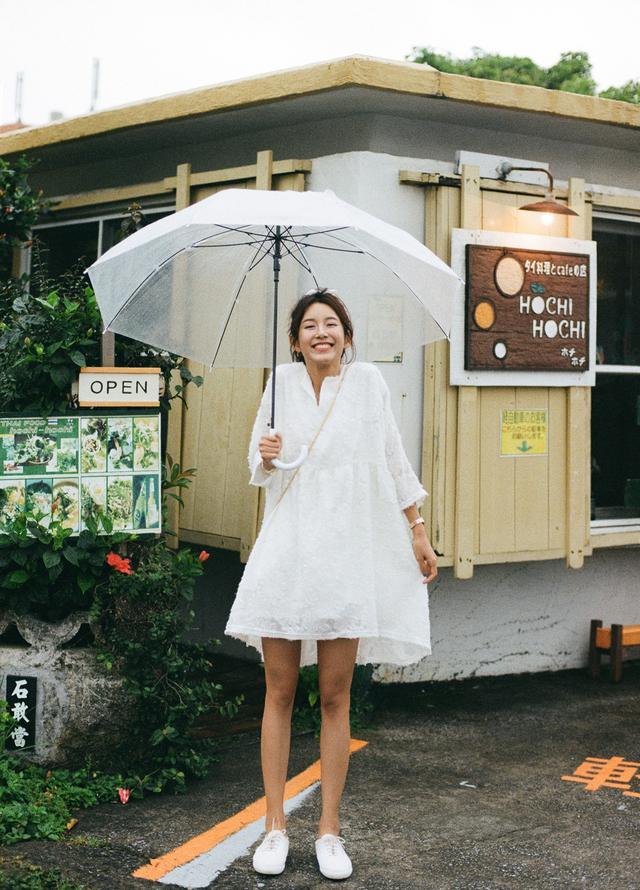 陈赫晒与女儿在自家健身房一起跳舞，宠溺地亲吻安安，互动超有爱