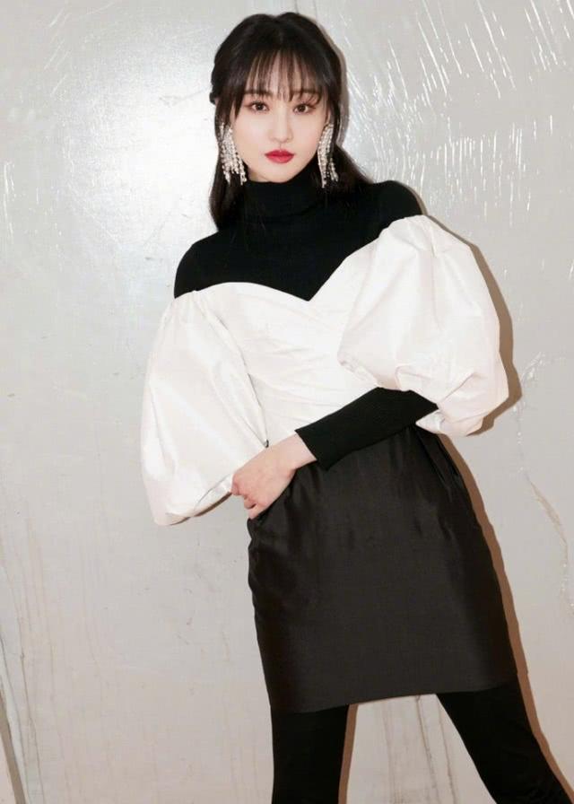 郑爽黑白灯笼袖连衣裙秀纤瘦身材,烈焰红唇大长腿吸睛十足