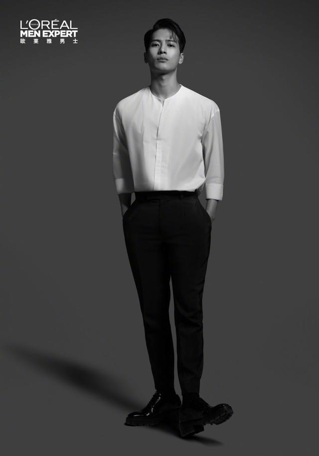 王嘉尔成欧莱雅全球代言人,白衣黑裤造型大片,简洁穿搭成熟型男