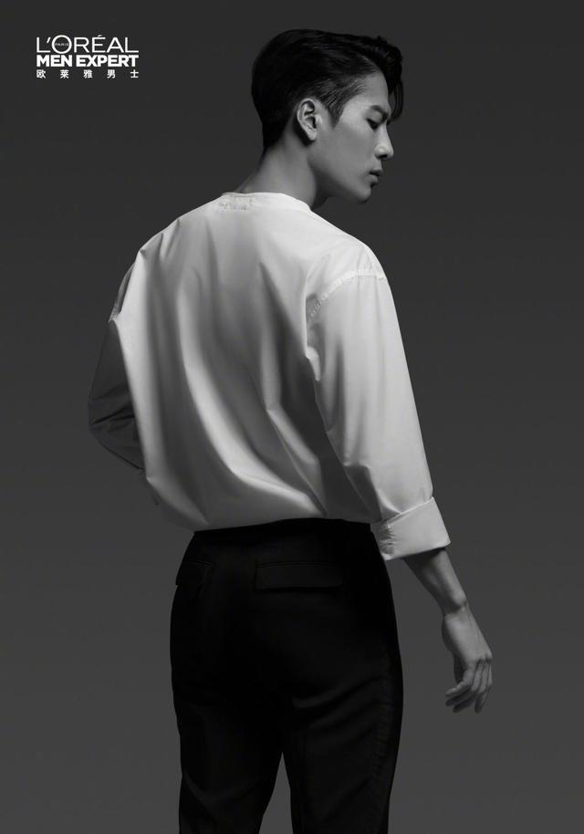 王嘉尔成欧莱雅全球代言人,白衣黑裤造型大片,简洁穿搭成熟型男