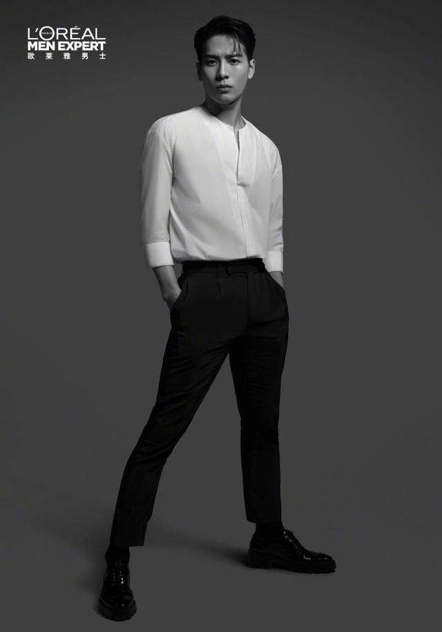 王嘉尔成欧莱雅全球代言人,白衣黑裤造型大片,简洁穿搭成熟型男