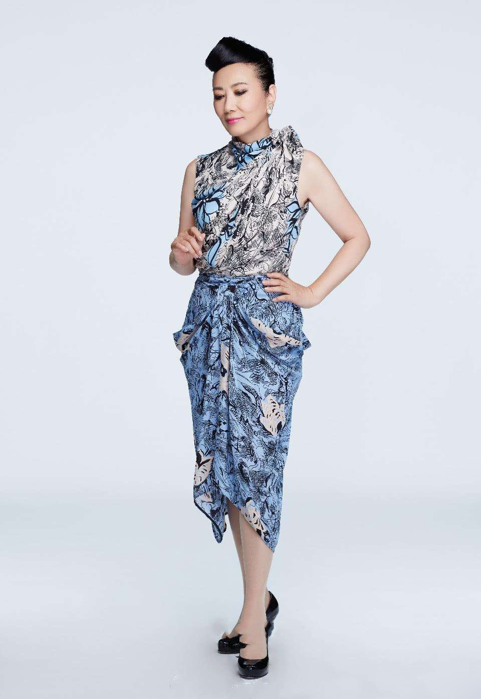 72岁汪明荃引领"安全时尚",穿西装戴口罩录制节目,时髦又安心