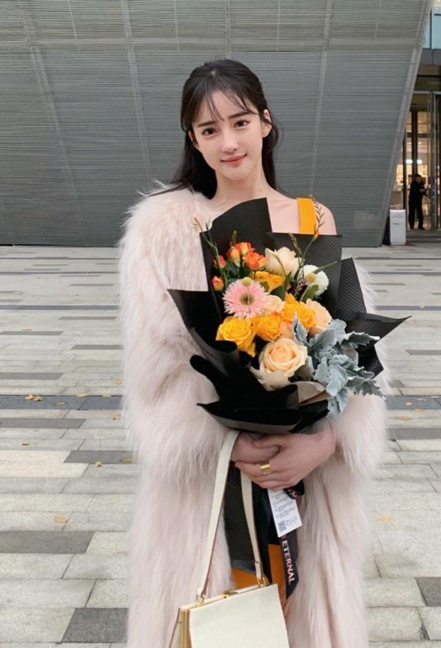 潘南奎穿淡紫色的短裙,紧身裙子勾勒出她的好身材,满满的时尚感