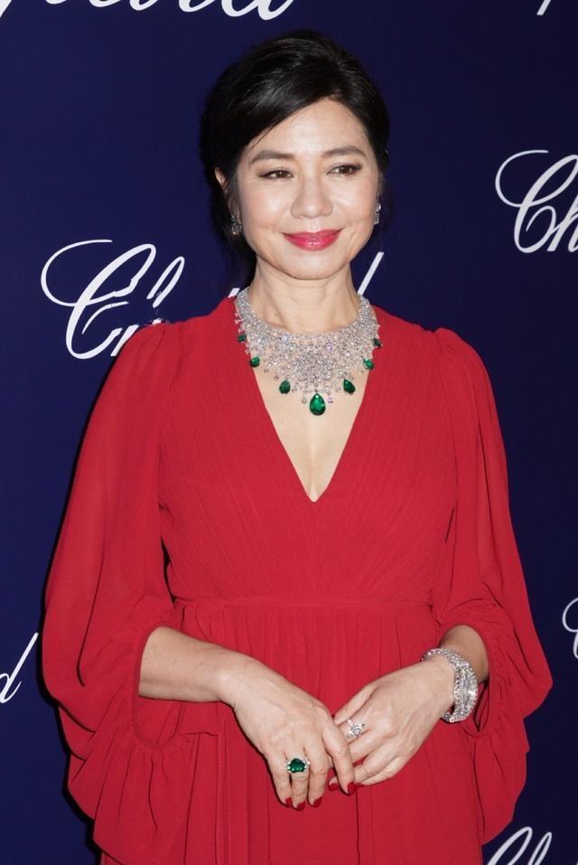 钟楚红果然很会穿,穿红色连衣裙展现女性的妩媚风情,华丽大气