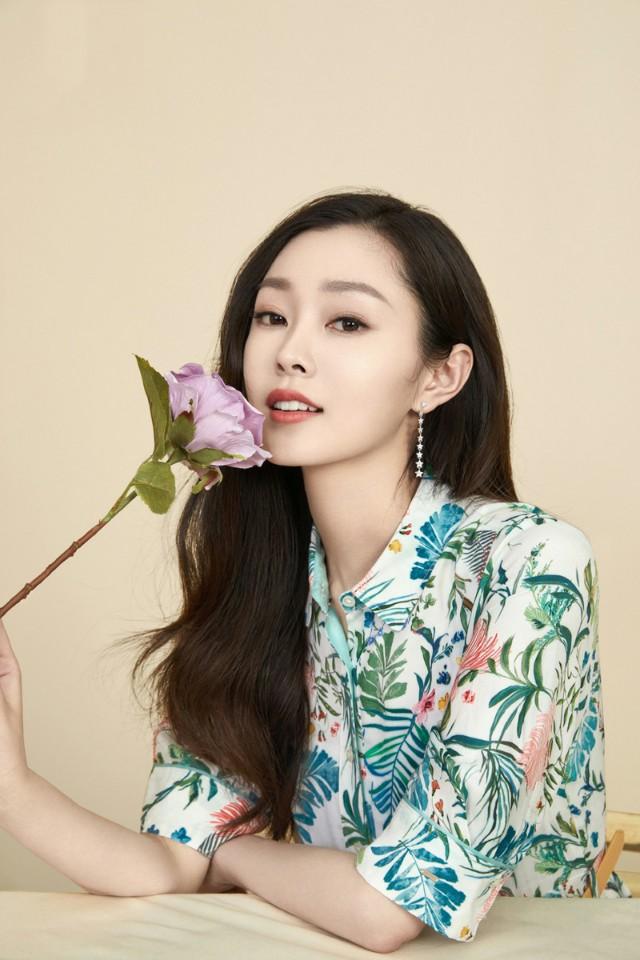 宋轶一袭碎花长裙,淡雅脱俗