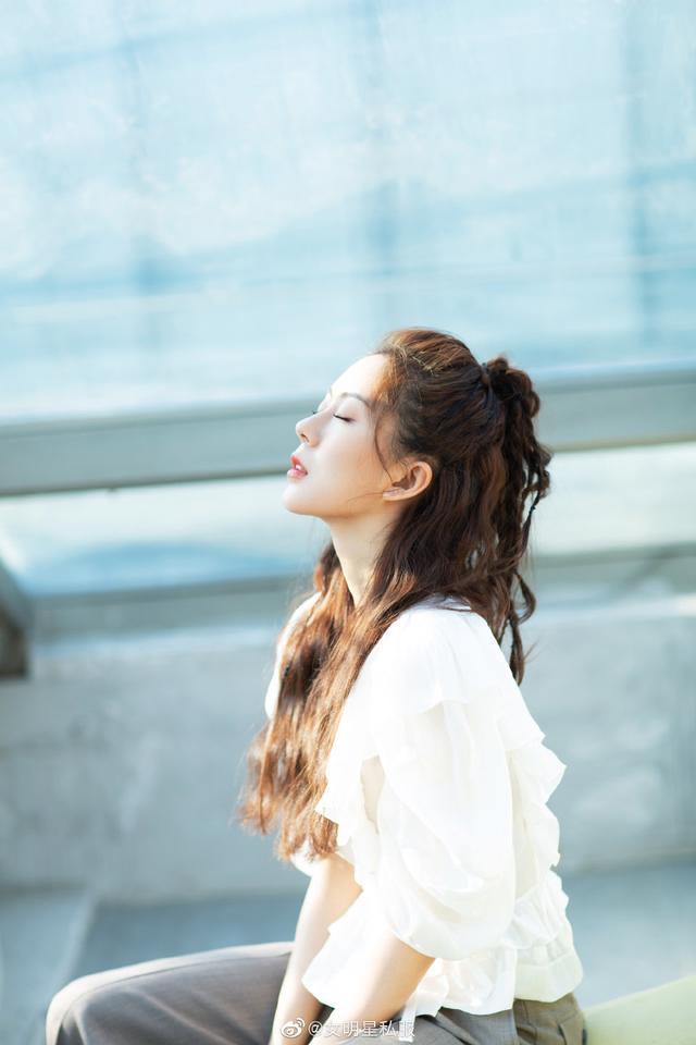 汤敏出席电影《半个喜剧》首映礼,整个人散发出阳光自信的魅力.