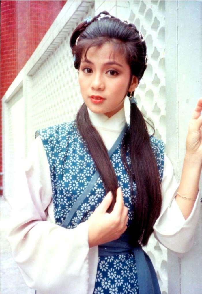 翁美玲的这组村姑服装剧照乖巧的就像是邻家女孩