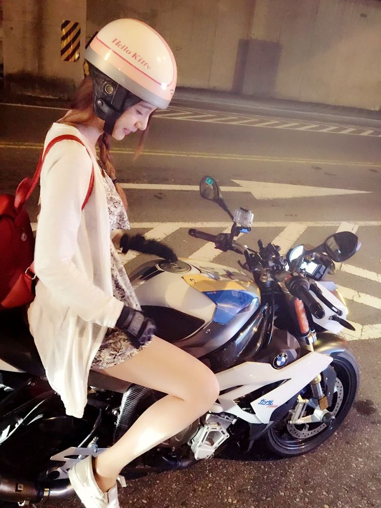 长腿正妹重机女骑士王晨飘 难得性感换上衣美自拍30p