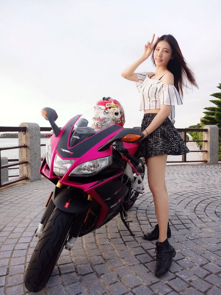 长腿正妹重机女骑士王晨飘 难得性感换上衣美自拍30p