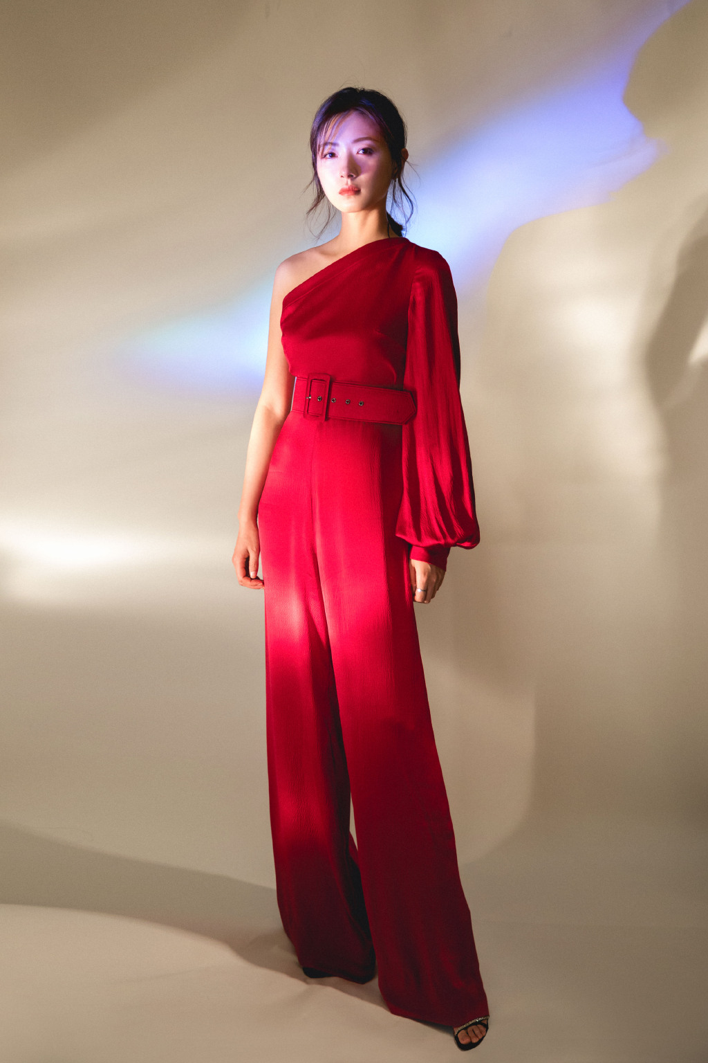 《新世界》中她是田丹,今穿收腰西装裙,梳大背头同框男模好帅气