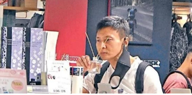 周慧敏晒老公与刘德华旧照倪震神采飞扬天王反倒像小弟一样