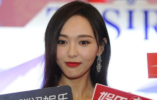 见过赵丽颖整发际线前的样子吗?如果还额头窄短,恐怕真出头无望