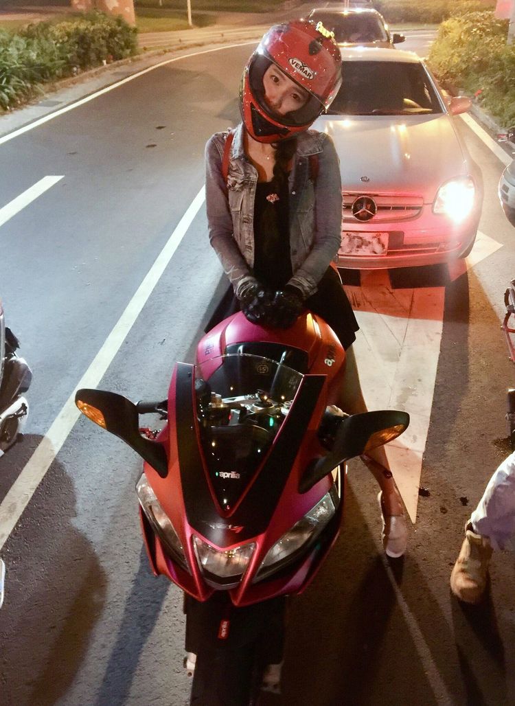 长腿正妹重机女骑士王晨飘 难得性感换上衣美自拍30p