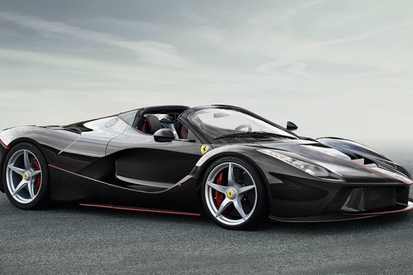 蝙蝠侠专驾?法拉利黑色敞篷超跑-新浪汽车