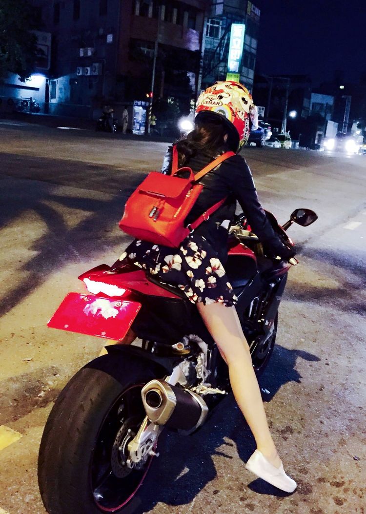 长腿正妹重机女骑士王晨飘 难得性感换上衣美自拍30p