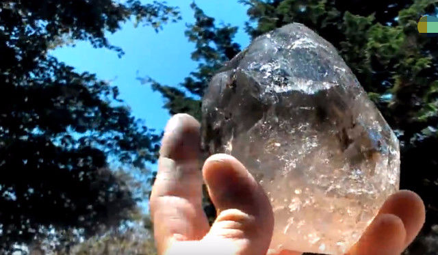 男子野外捡到神秘石头,清洗干净之后竟是这种好东西