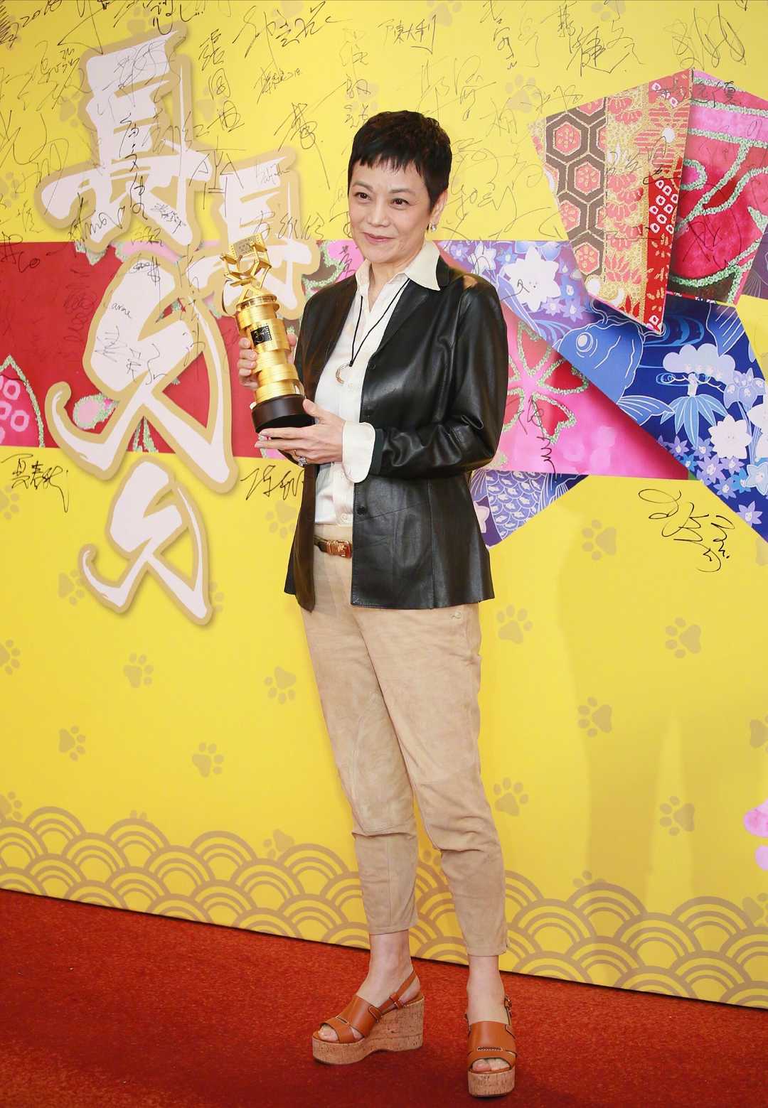 张艾嘉太拼了!深蓝色抹胸裙搭配开衫端庄优雅,66岁依旧风韵犹存