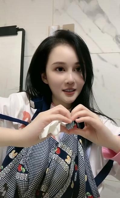 赵本山女儿近照太晃眼,大眼睛尖下巴,一点不像"星二代"