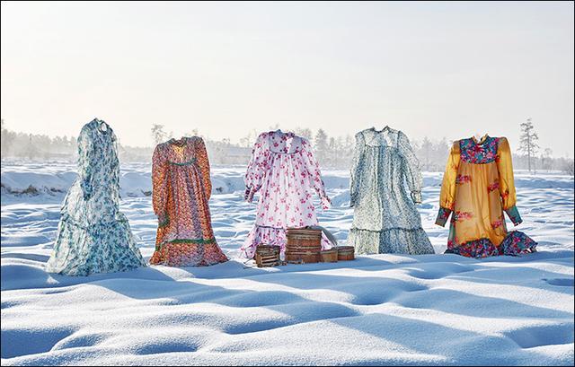 这里冬天零下45度,"晾衣服"根本不用绳,展开衣服就已经冻住了