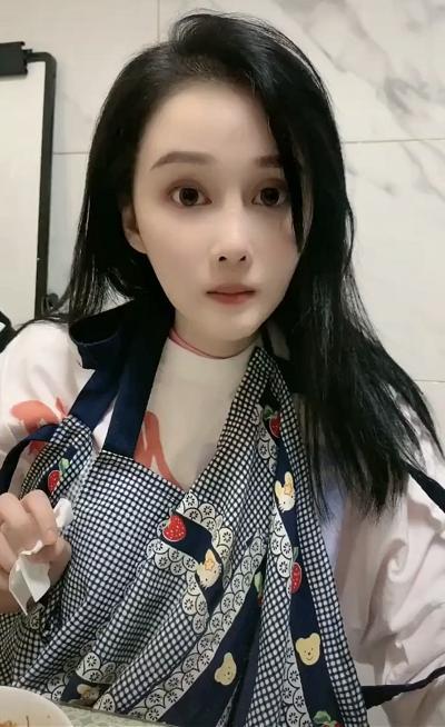 赵本山女儿近照太晃眼,大眼睛尖下巴,一点不像"星二代"