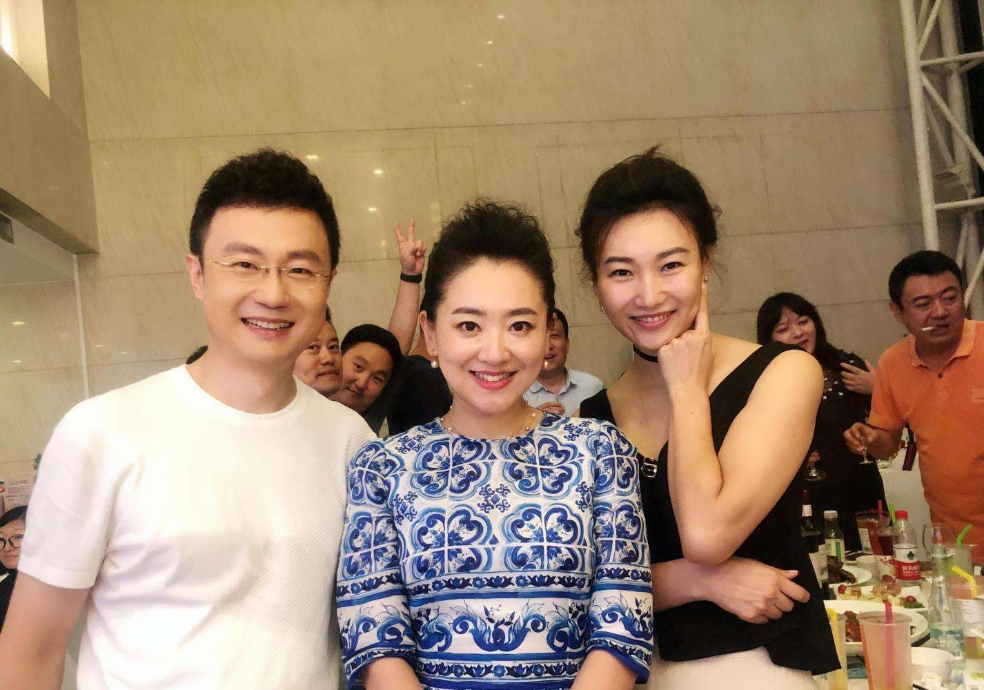 看看42岁李梓萌,再看看42岁刚强,两人之间的关系令人意外