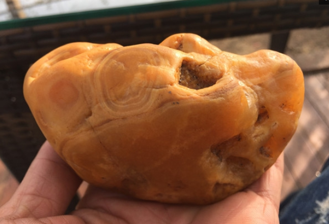 男子山上小溪捡到一"美石",众人一瞧,羡慕坏啦|小溪|黄蜡石|眼目_新浪