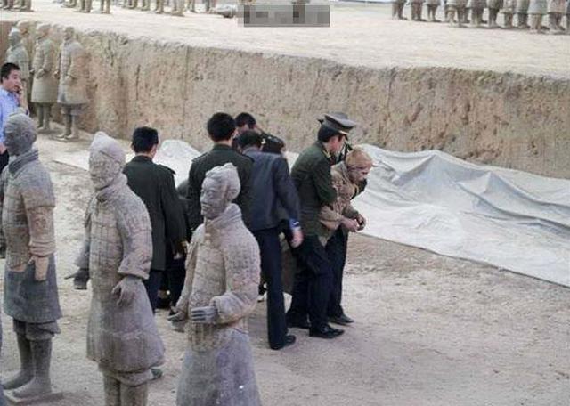 保安询问德国小伙子身份的时候,男子依旧保持着兵马俑的姿势一动不动