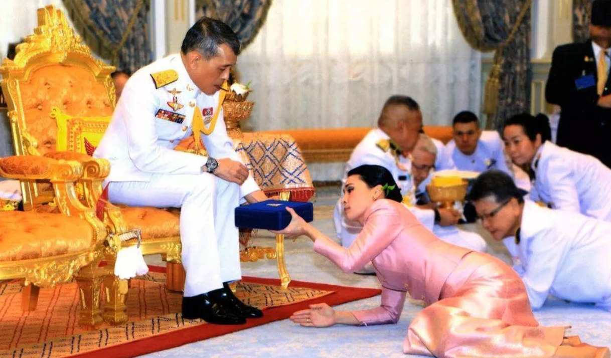 泰国群众遇到国王需行跪拜大礼那国外游客碰到了该怎么做