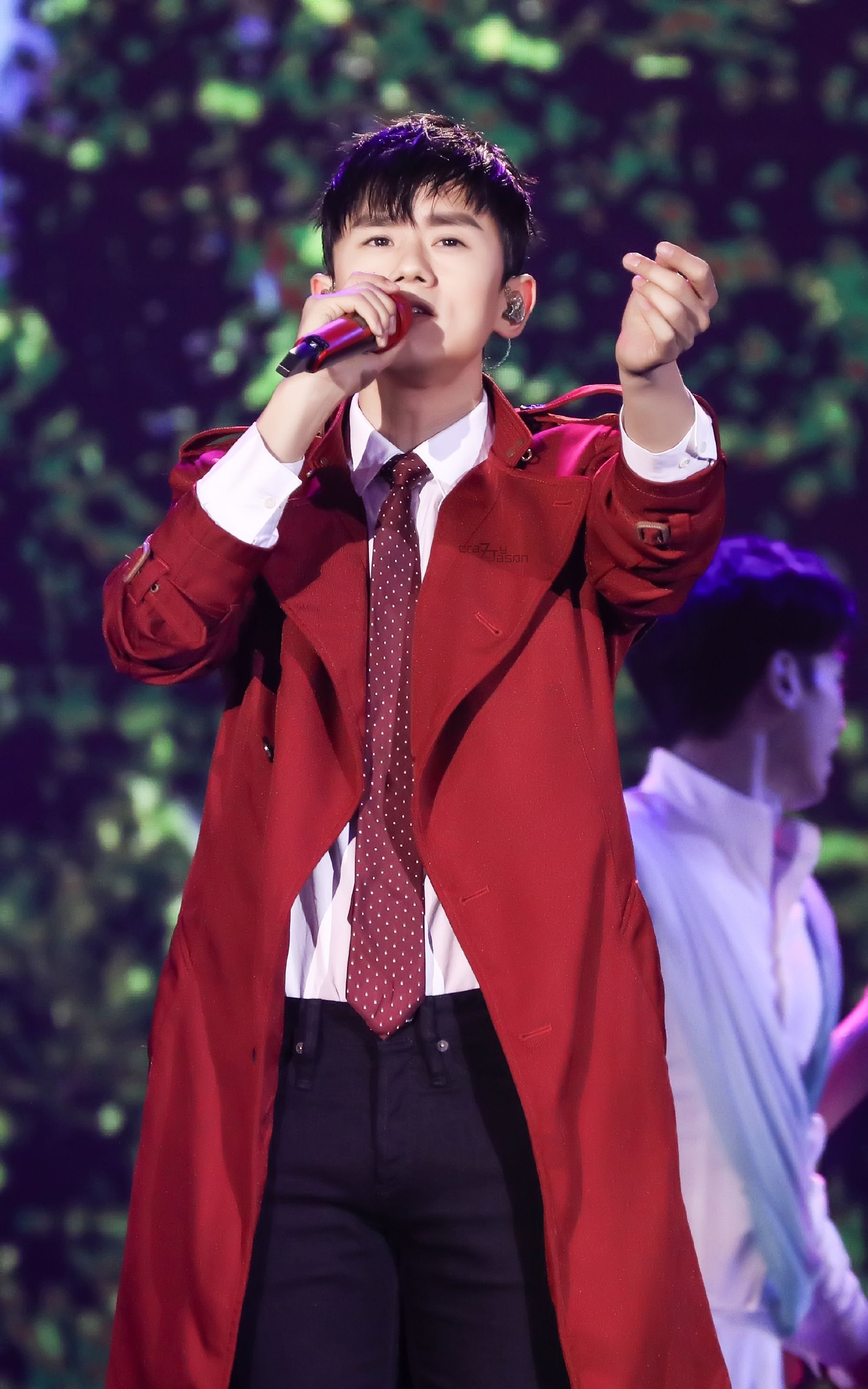 张杰才是西装王者,红配黑的穿搭,展示出绅士的气质与魅力