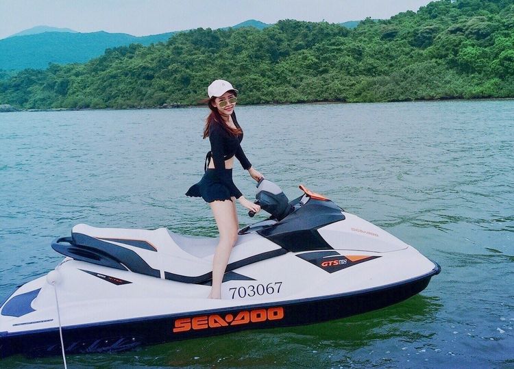 长腿正妹重机女骑士王晨飘 难得性感换上衣美自拍30p