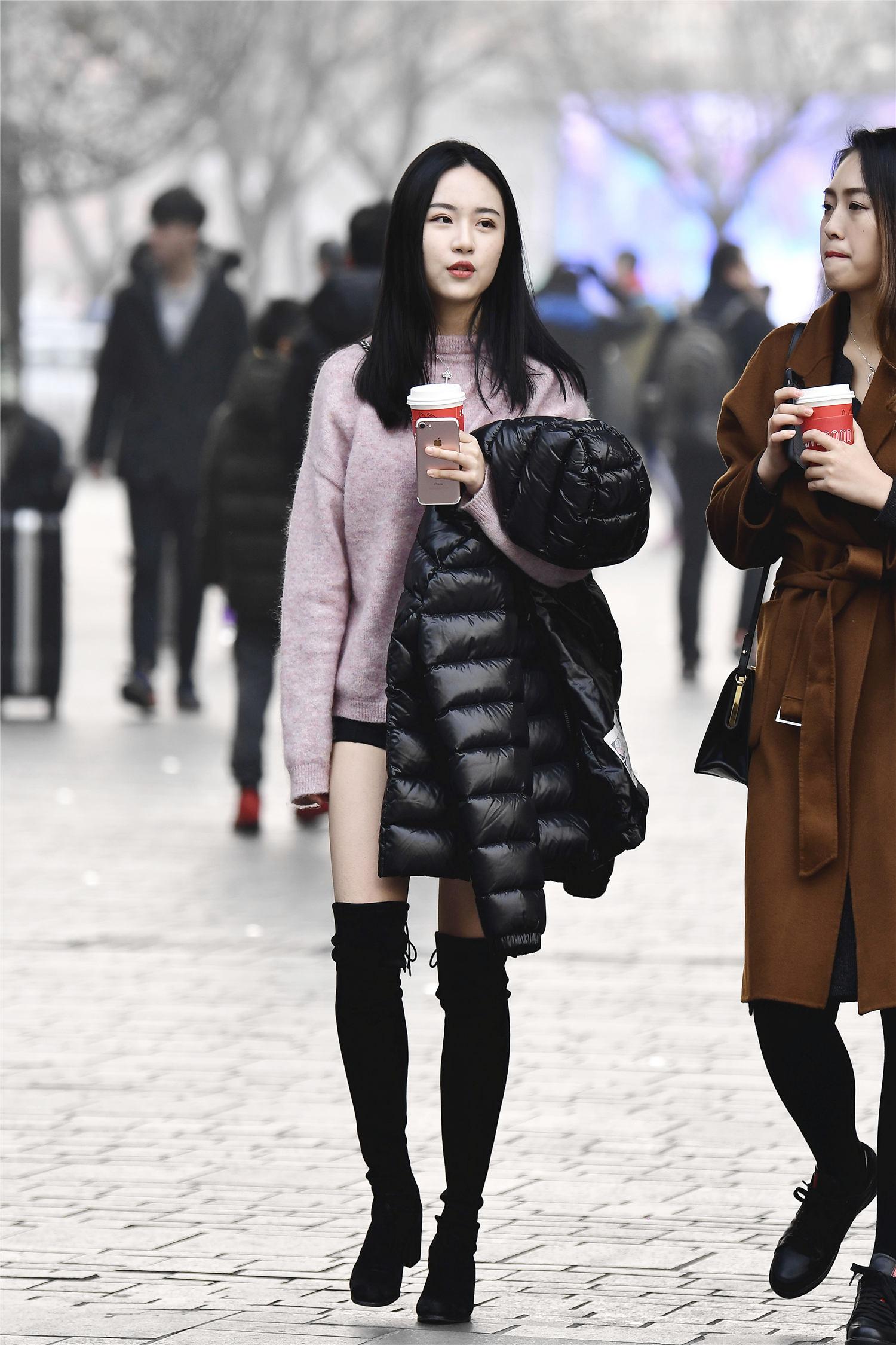 早春时节的过膝靴,修身又保暖,粗跟搭配出稳重还显身材