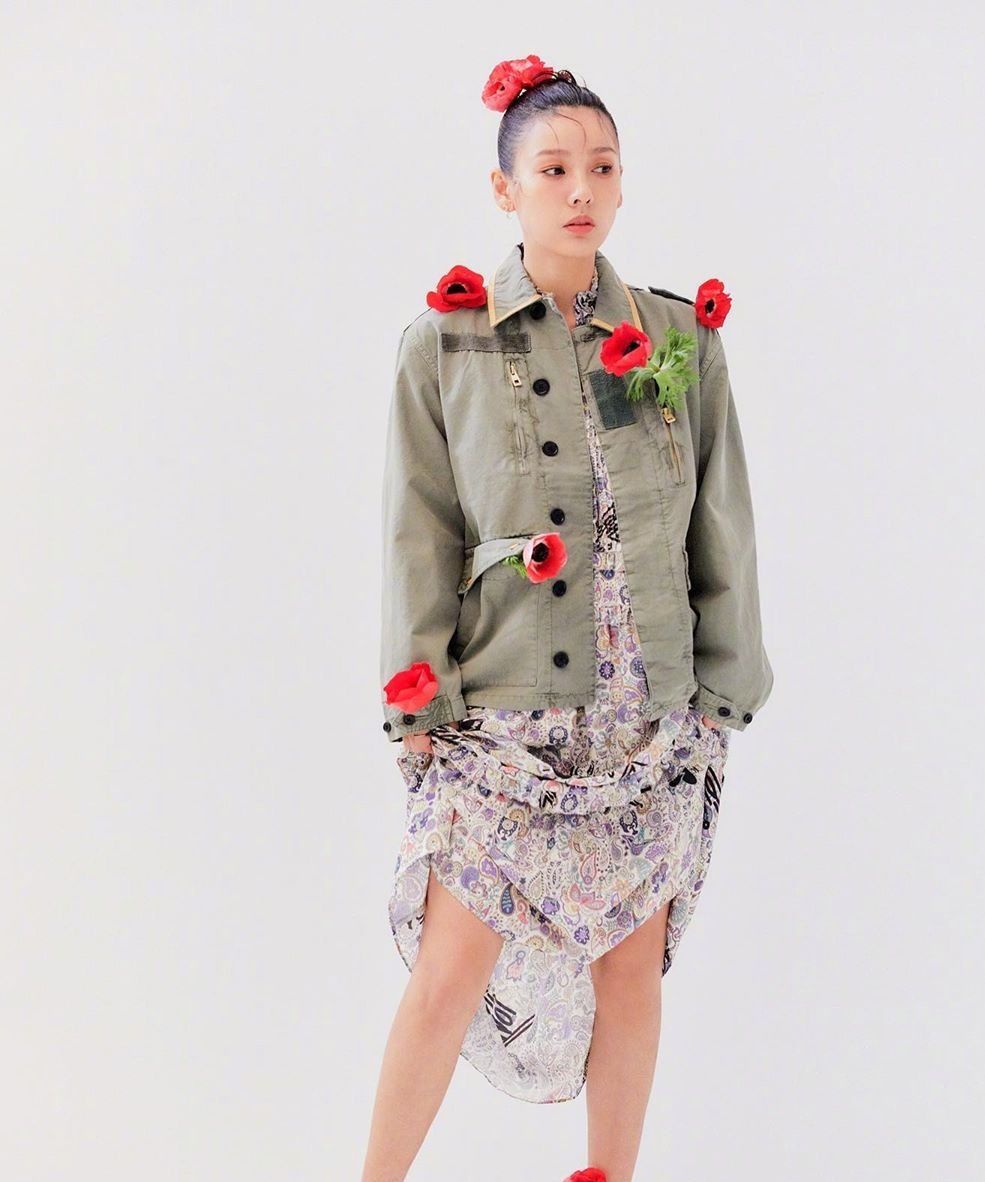 李孝利最新写真,背头造型搭配休闲夹克,40岁依旧少女范!