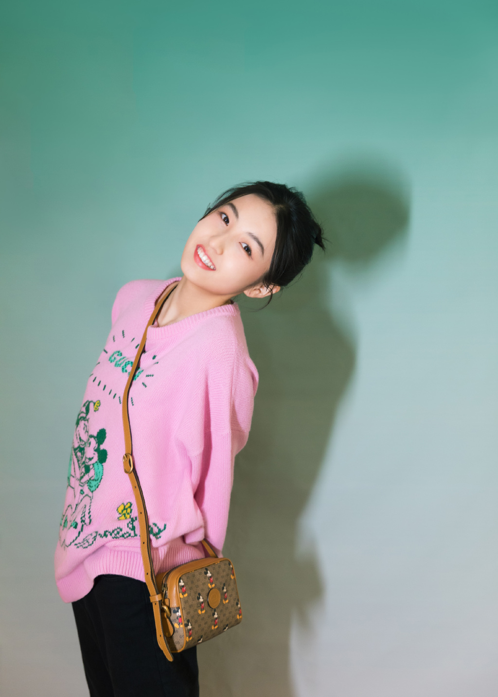 妹妹张子枫晒私服照,穿卫衣配格纹睡裤,怀抱"小锅"甜美温馨