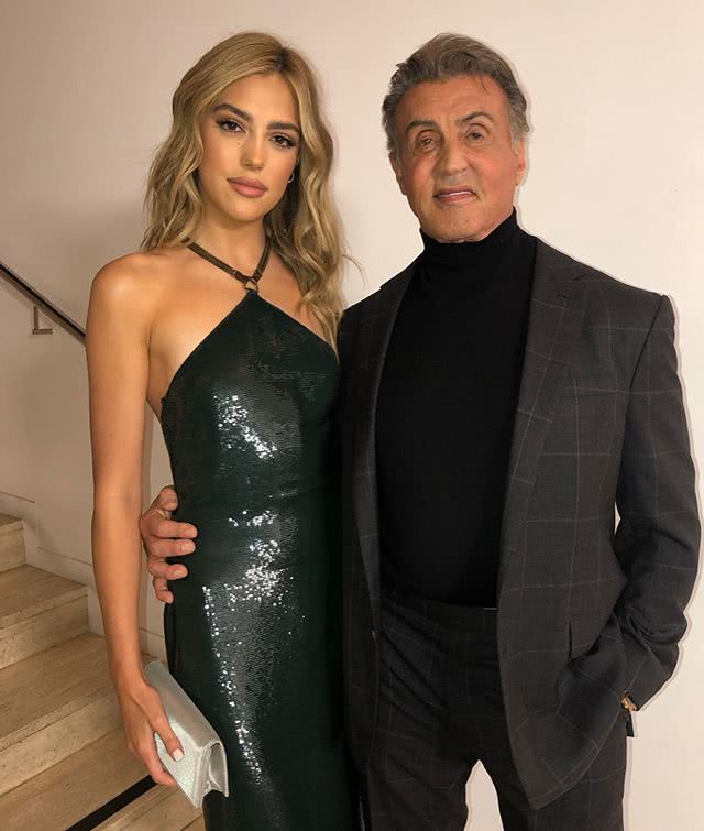 穿挂脖液体裙太性感|索菲亚|史泰龙|西斯汀_新浪新闻