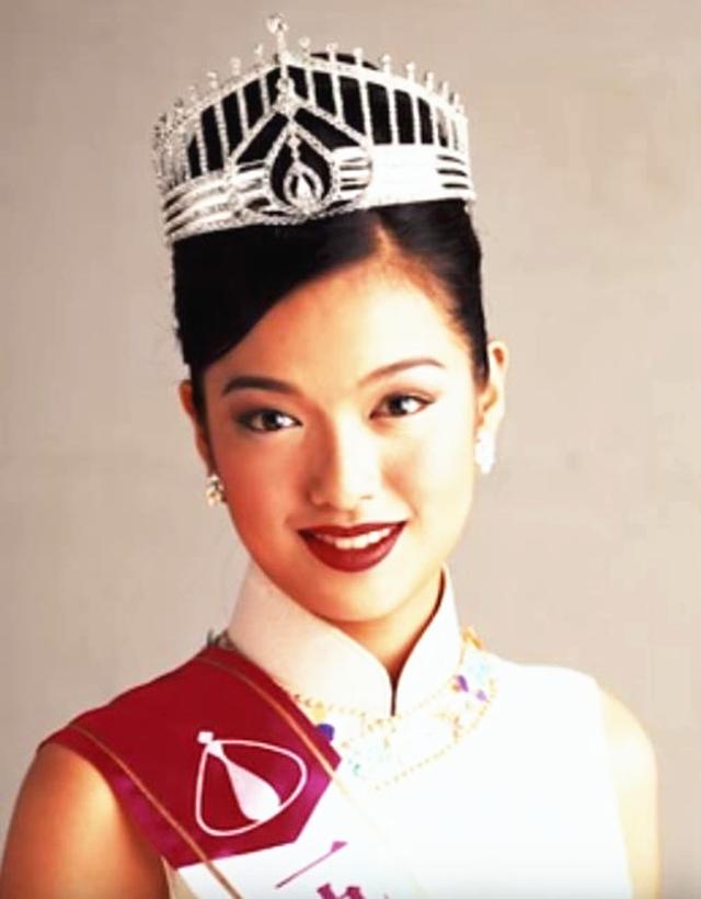 49岁杨婉仪罕见露面,皮肤白皙心情好,曾为老公还债抵押港姐后冠